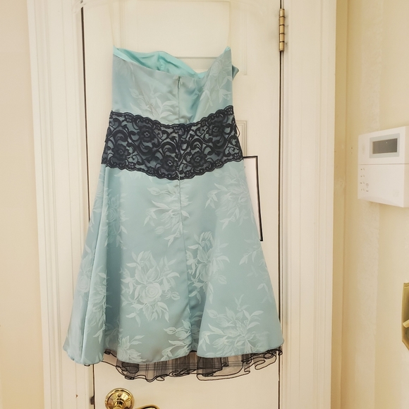 Speechless Party Dress - Picture 2 of 3